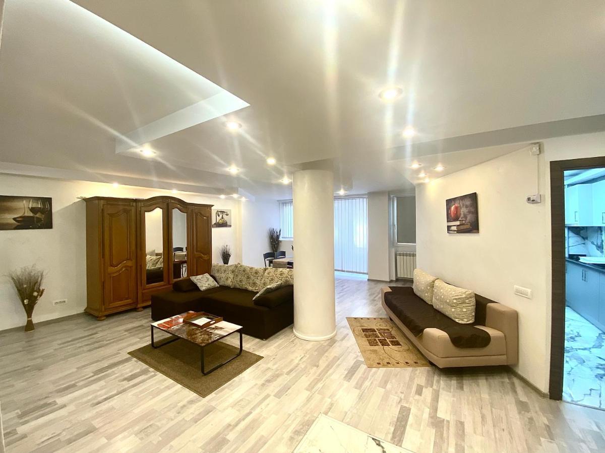 Large Apartment In Ultra-Central Location Brasov Bagian luar foto
