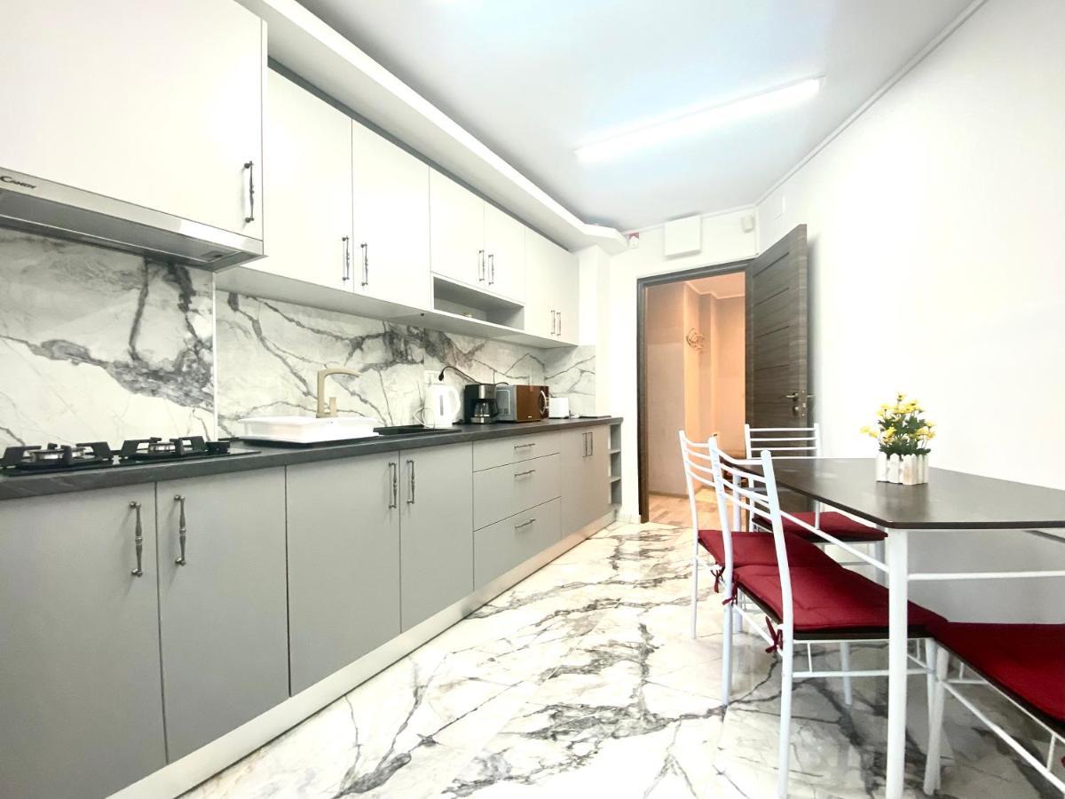 Large Apartment In Ultra-Central Location Brasov Bagian luar foto